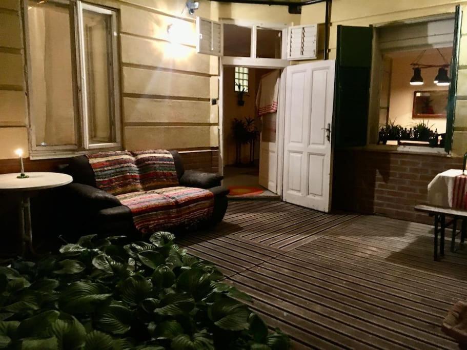 Vintage Studio Apartment, Garden And Free Parking Budapest Bagian luar foto